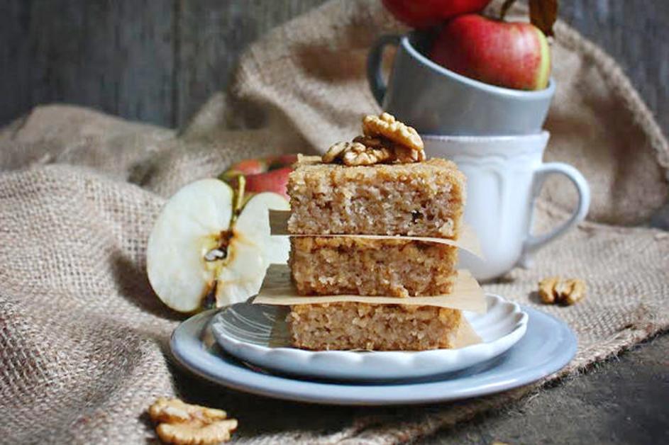 Здрав колач со јаболка, ореви и гриз
