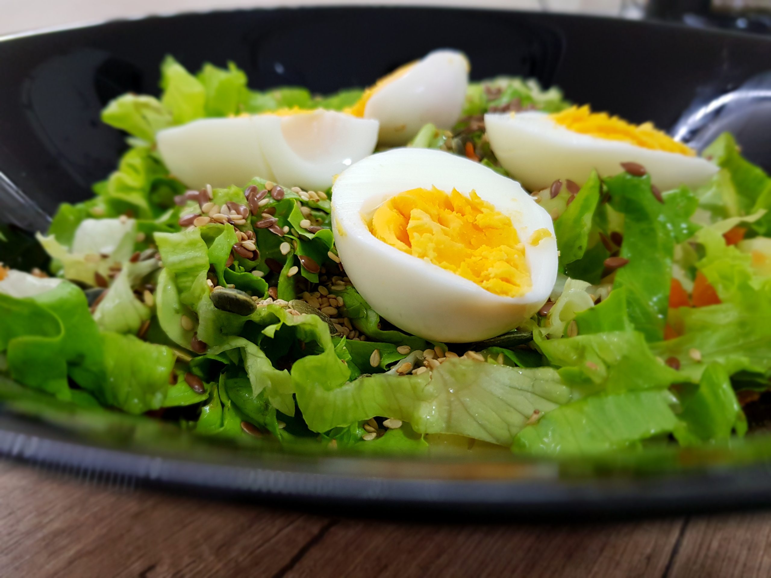 Кето вечера: Свежа салата со семиња и јајце