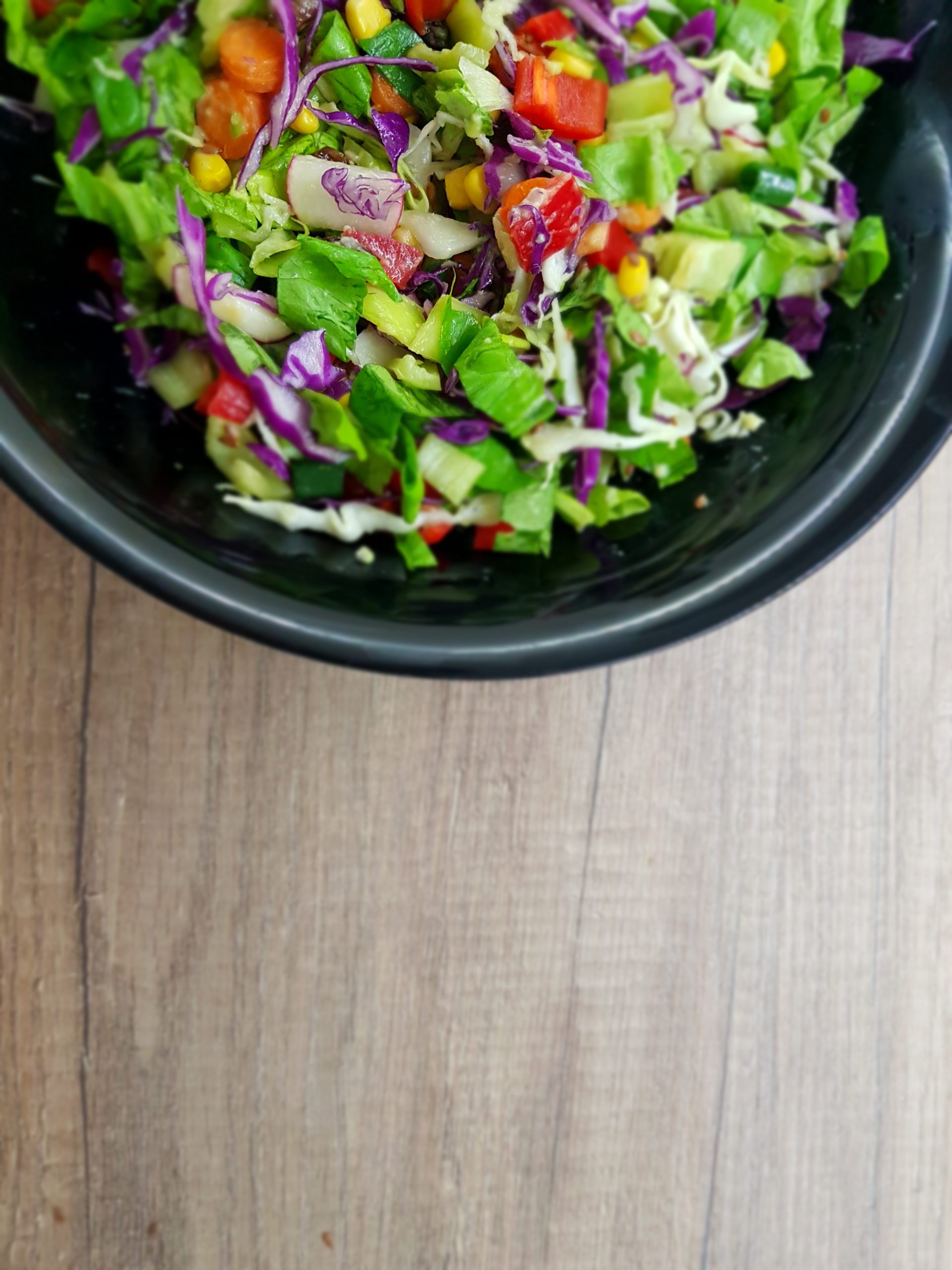 Витаминска салата со авокадо дресинг