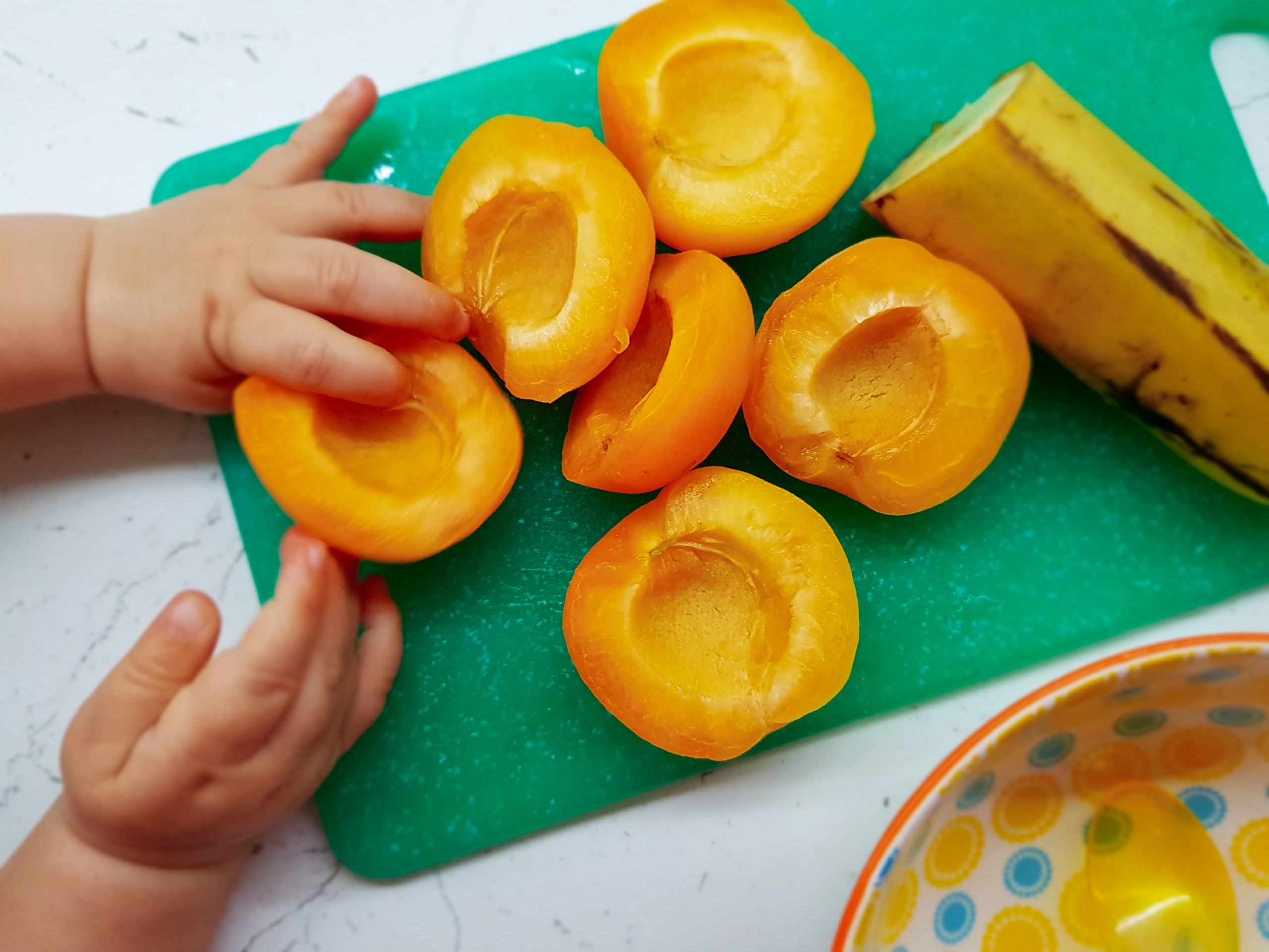 Вкусна кашичка со кајсија и банана (6+)