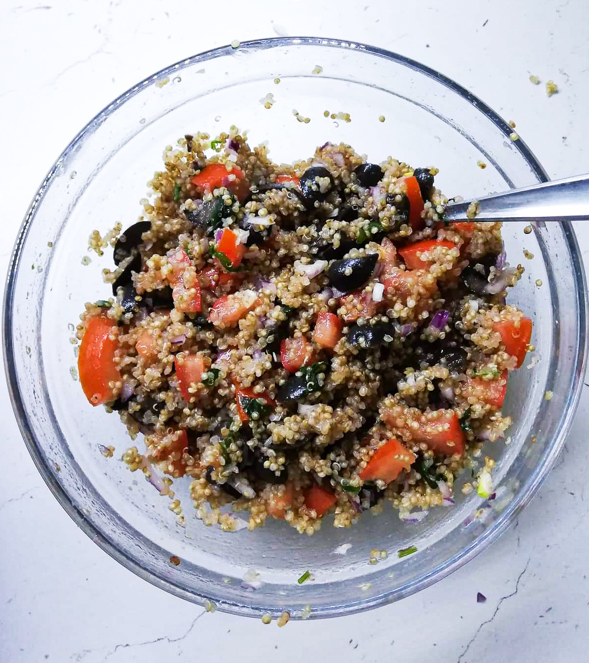 Брза салата: Киноа со маслинки и домат