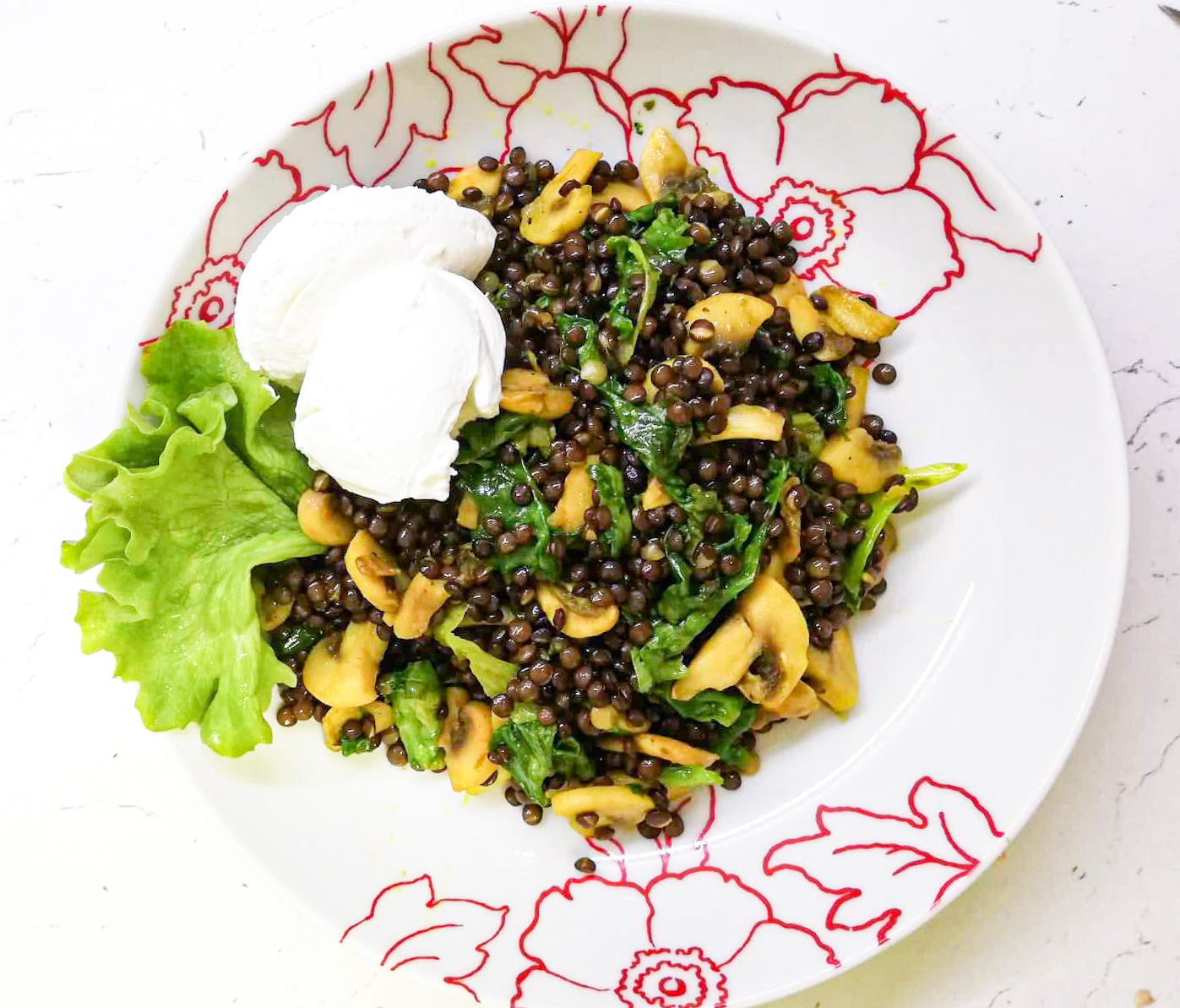 Вкусен и брз ручек или вечера: Салата со леќа, марула и печурки