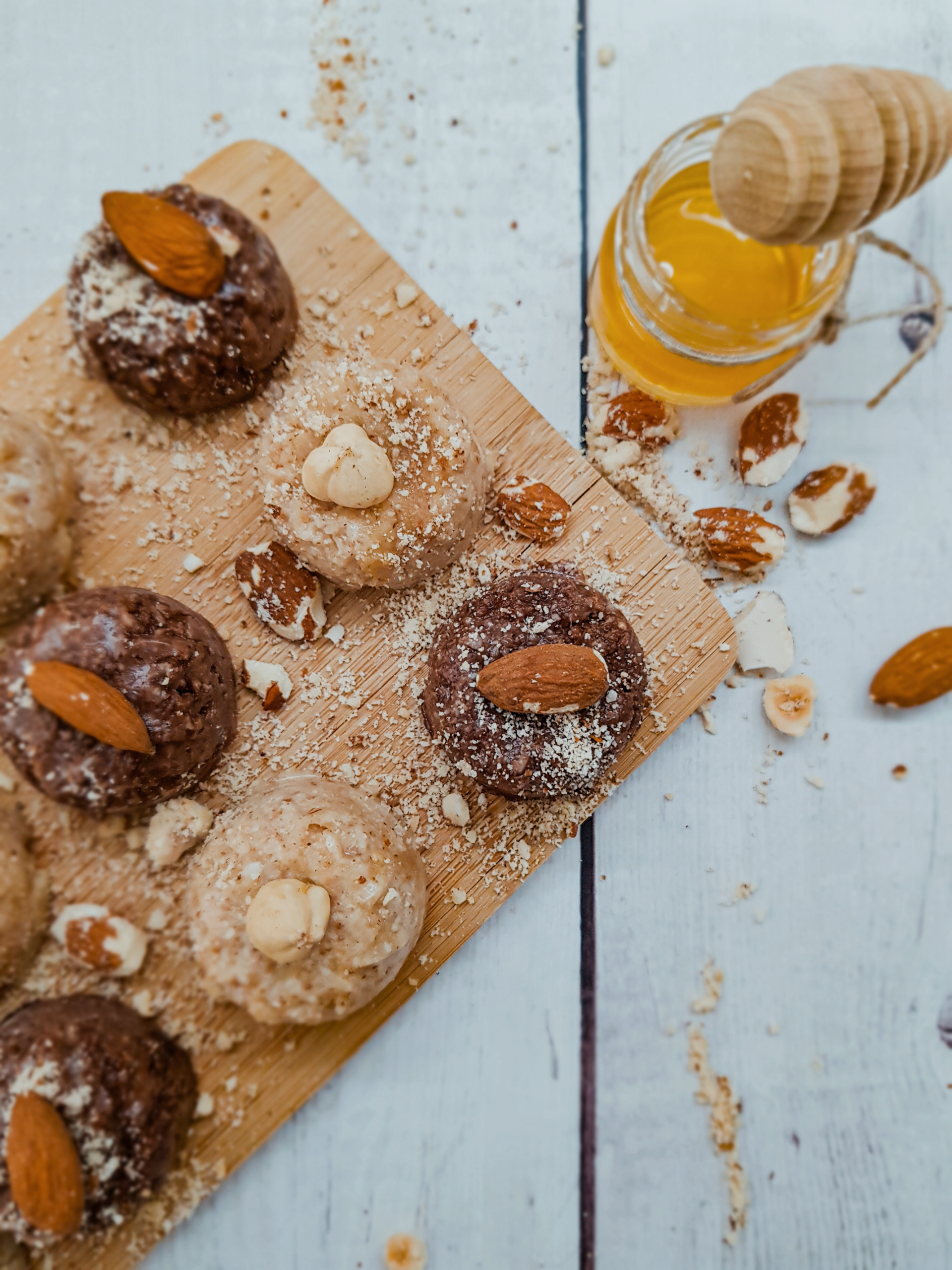 Кремасти медени мини колачи со гриз