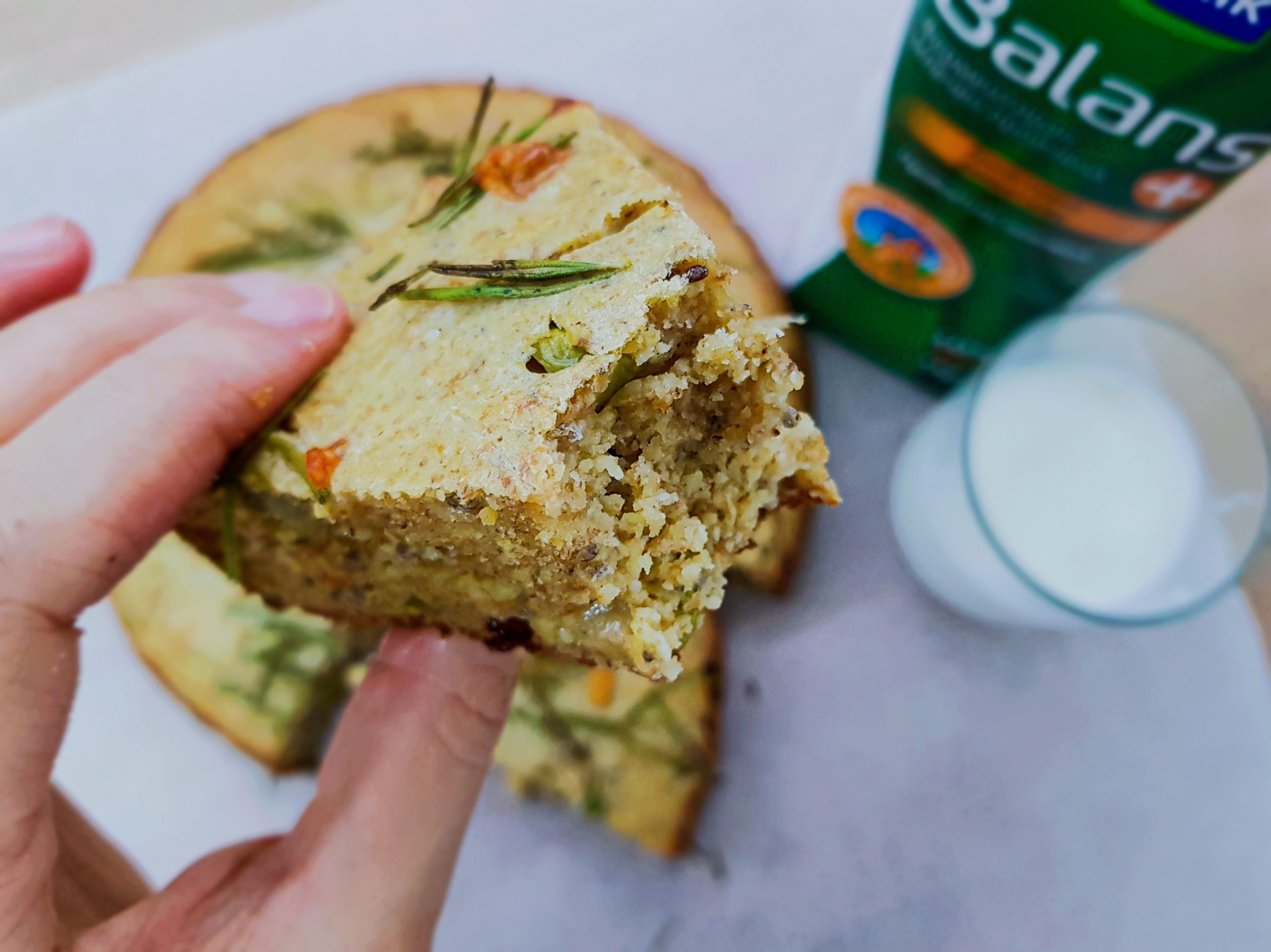 Интегрална пита со кисели краставички и рузмарин