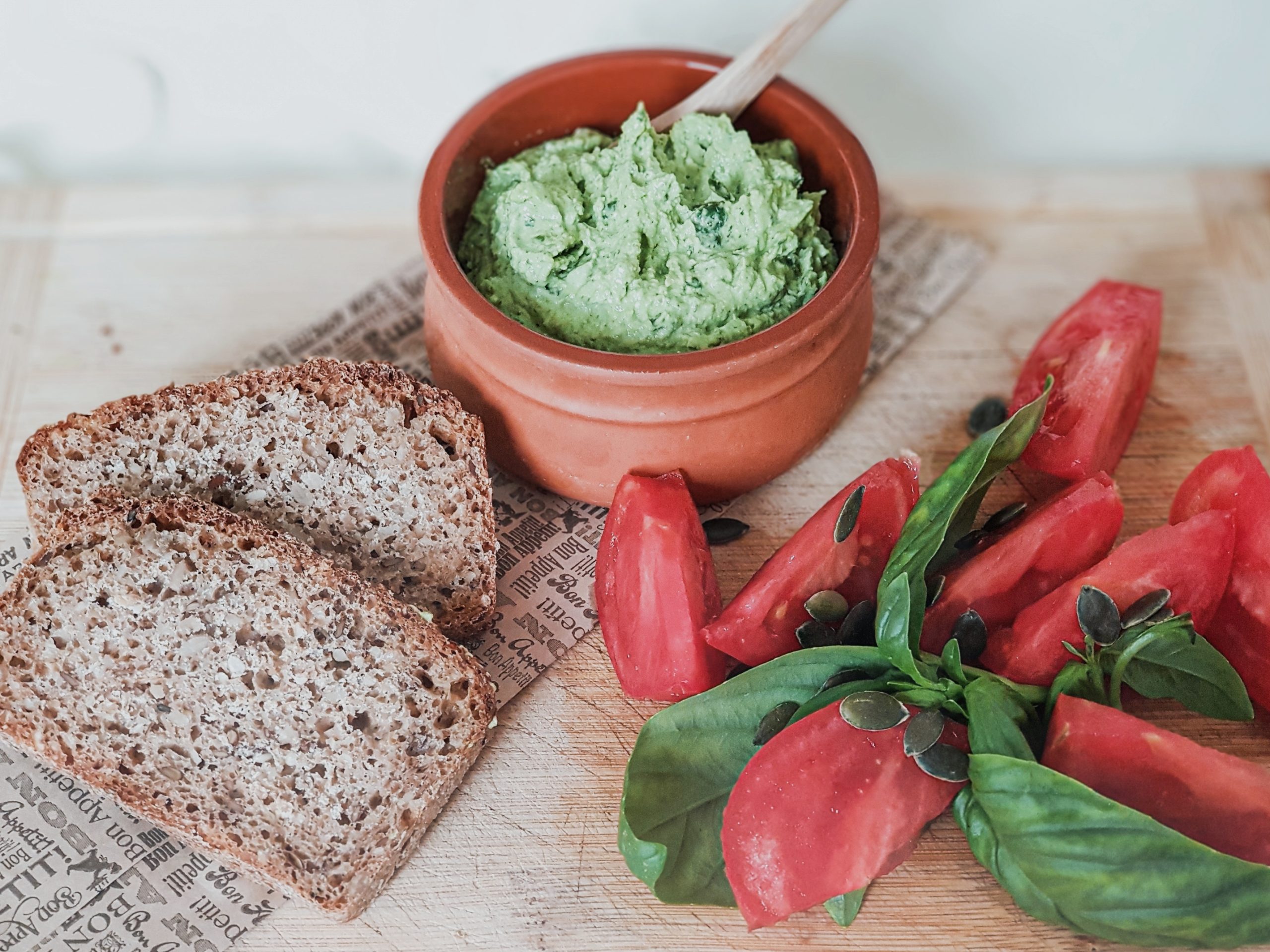 Балансиран појадок – интегрален леб со песто и домати