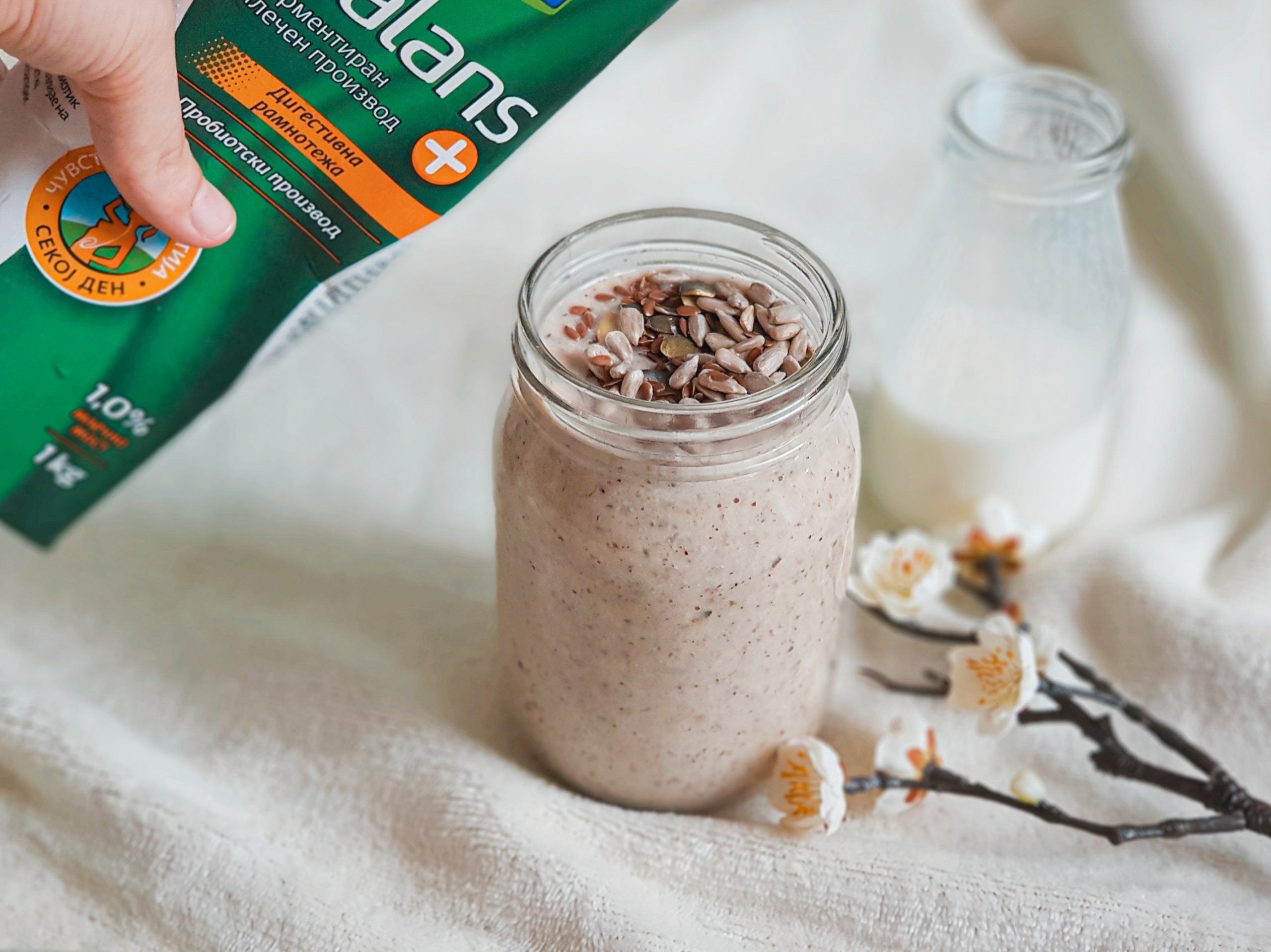 Балансиран појадок во чаша – овошен јогурт со житарици