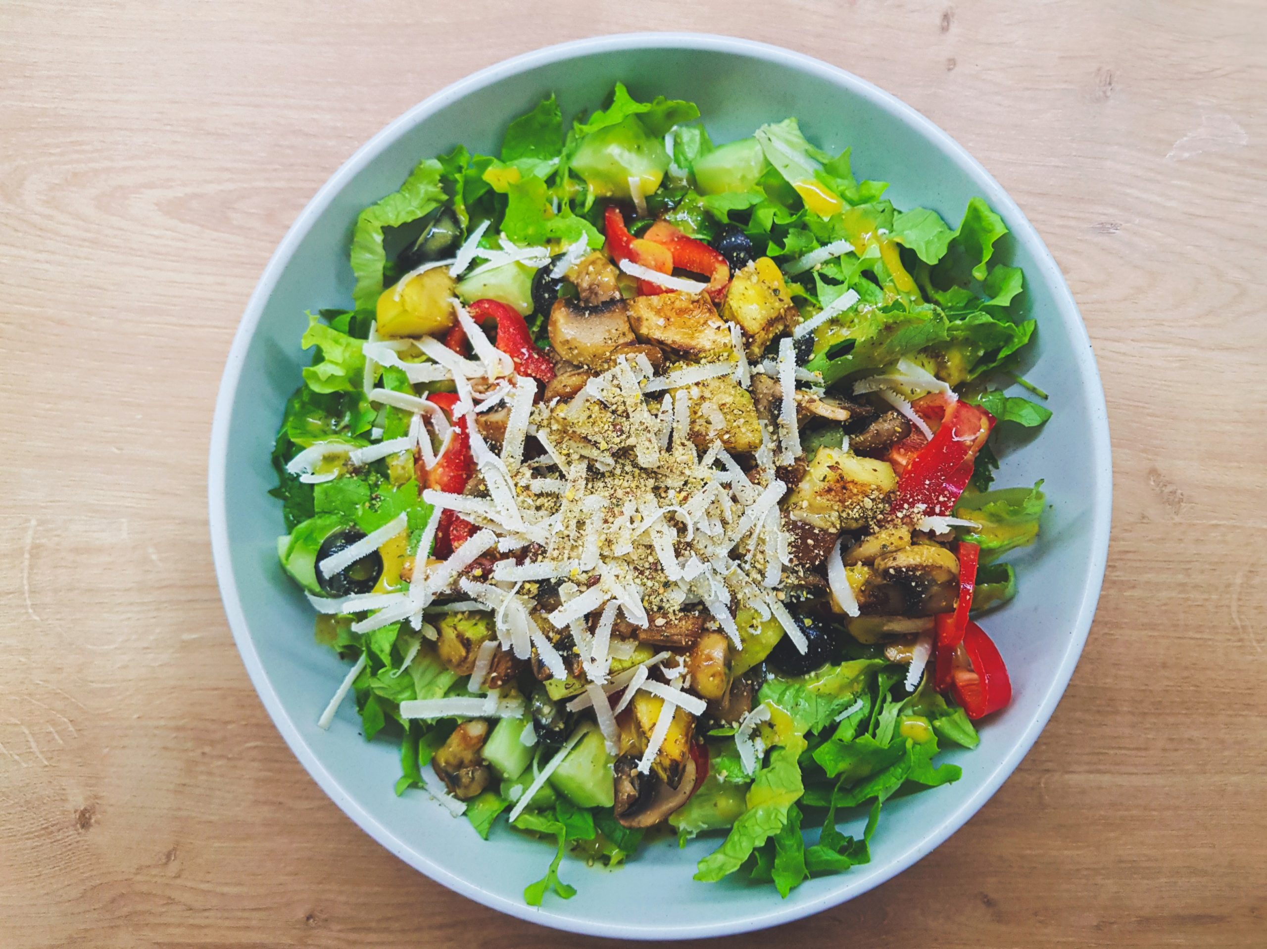 Одличен предлог за лесна вечера или ручек: Зелена салата со печени печурки и тиквичка