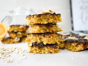 Овесен колач со суви кајсии и сок од портокал