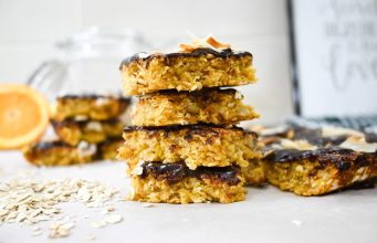 Овесен колач со суви кајсии и сок од портокал