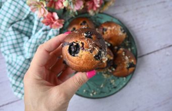 Мафини со крем и боровинки