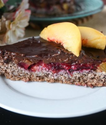 Сочен торта/колач со сливи и пудинг од чоколадо